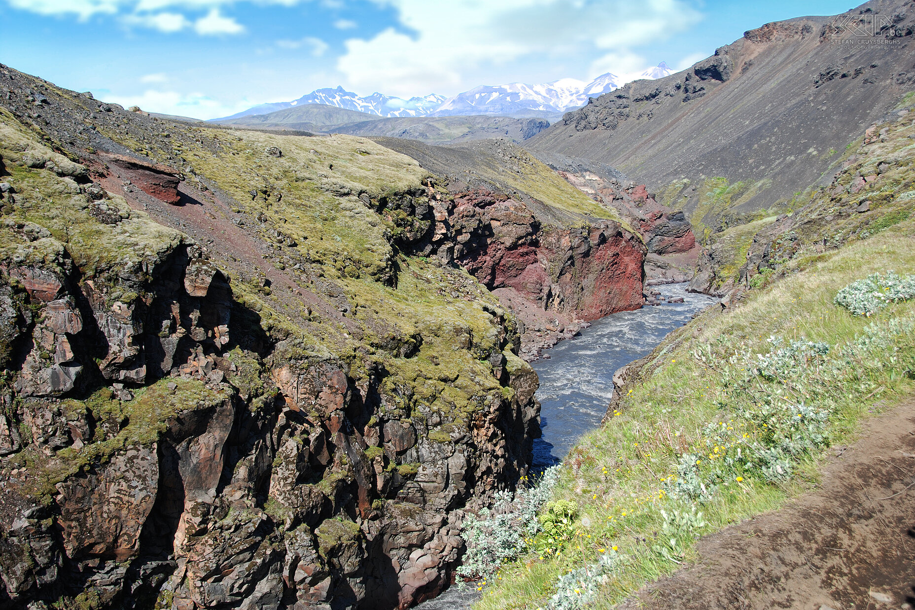 Naar Þórsmörk De 4e dag van Emstrur naar Þórsmörk is zeer afwisselend met veel groen, rivieren, rotsformaties, zelfs een bos en altijd zicht op de twee dominerende Myrdalsjökull en Eyjafjallajökull gletjsers. Stefan Cruysberghs